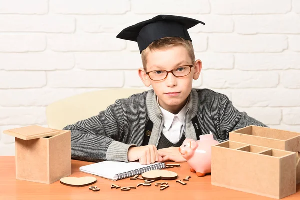 Jovem bonito pequeno aluno menino — Fotografia de Stock