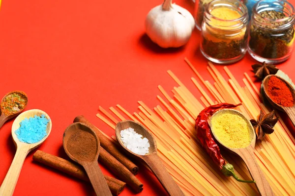 Especias aromáticas picantes en cucharas —  Fotos de Stock
