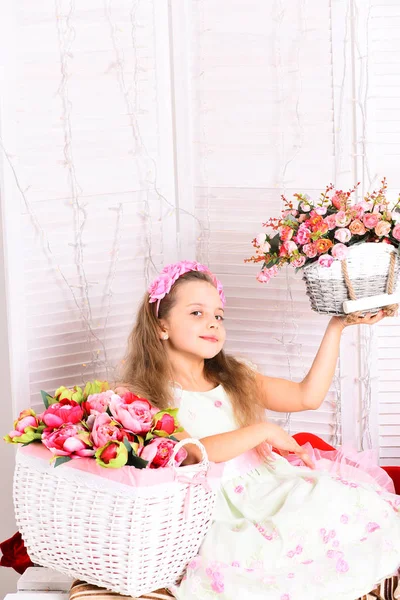 Schattig blond meisje met bloemen — Stockfoto