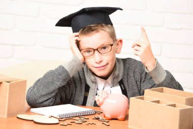 Genç, sevimli, küçük öğrenci.