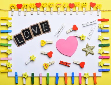 beyaz kağıt tutan clothespins dönüştürün