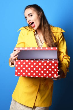 hediye kutusu ile gülümseyen renkli kız