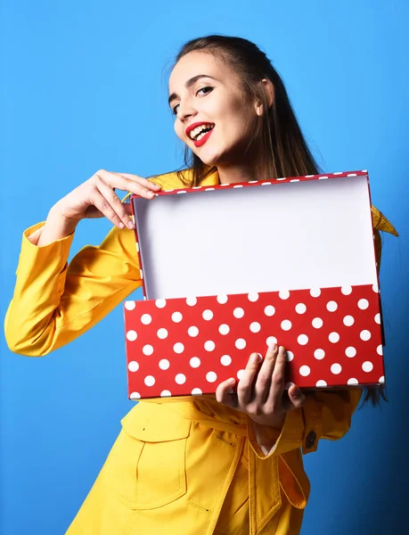 Улыбающаяся красочная девушка с коробкой подарков — стоковое фото