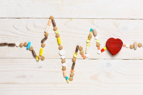 Валентинка с кардиограммой, сделанной из таблеток — стоковое фото