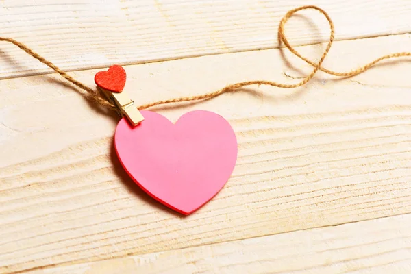 Рожеве серце валентинки висить на лінії одягу — стокове фото