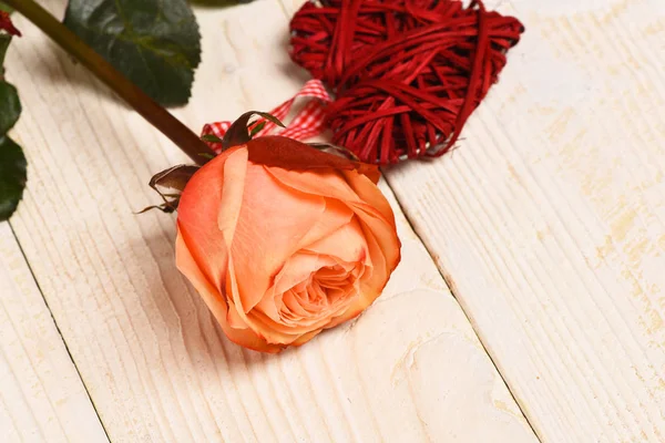 Αγίου Βαλεντίνου καρδιά με τριαντάφυλλο — Φωτογραφία Αρχείου