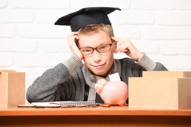 Genç, sevimli, küçük öğrenci.