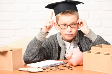 Genç, sevimli, küçük öğrenci.