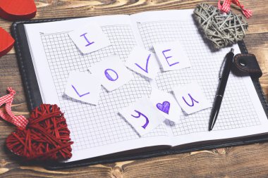 Beyaz defter Sevgililer yazıt ile