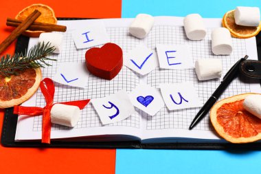 Beyaz defter Sevgililer yazıt ile