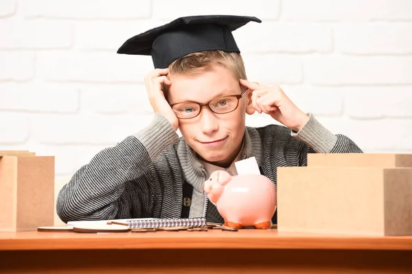 Genç, sevimli, küçük öğrenci.