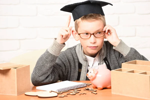 Genç, sevimli, küçük öğrenci.