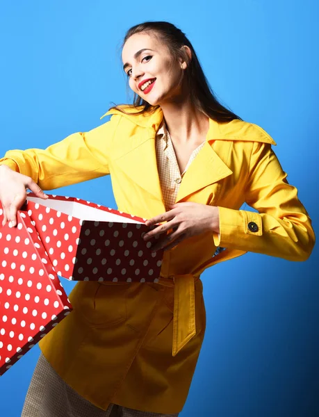 Усміхнена барвиста дівчина з подарунковою коробкою — стокове фото