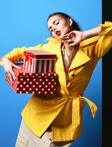 hediye kutusu ile ciddi renkli kız