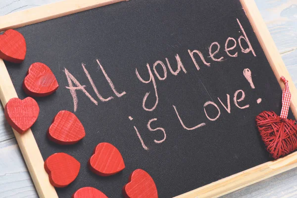 Allt du behöver är kärlek målad av krita — Stockfoto