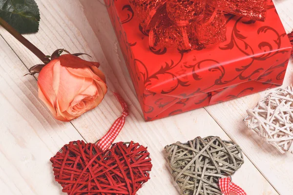 Valentinsherzen mit Rose und Geschenk — Stockfoto