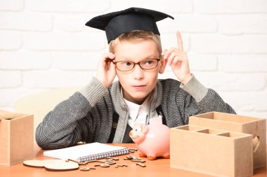 Genç, sevimli, küçük öğrenci.