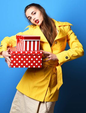 hediye kutusu ile ciddi renkli kız