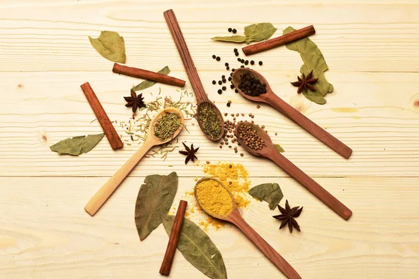 Kaşık ile çeşitli baharatlar