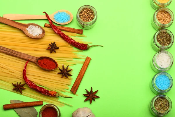 Especias aromáticas picantes en cucharas —  Fotos de Stock