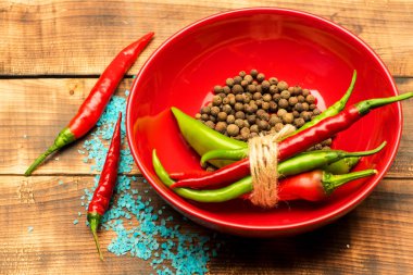 Tabakta taze kırmızı biber