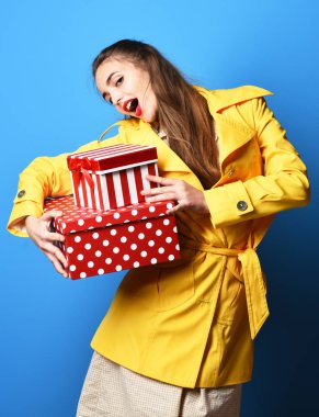 hediye kutusu ile gülümseyen renkli kız