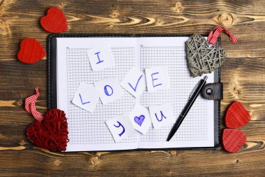 Beyaz defter Sevgililer yazıt ile