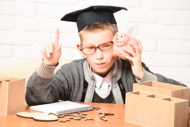 Genç, sevimli, küçük öğrenci.