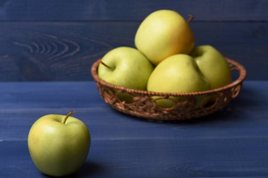 Yeşil elma ve hasır sepet
