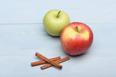 Elma ve tarçın antika arka plan üzerinde