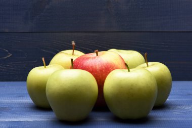 Antika arka plan üzerinde elma kümesi