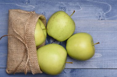 Elma ile çuval çanta