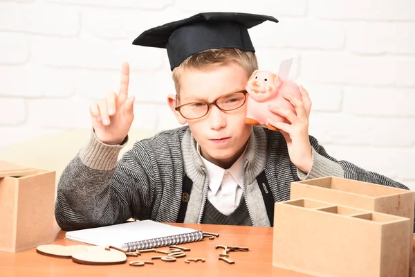 Genç, sevimli, küçük öğrenci.