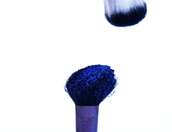 Weiche Kosmetikpinsel mit blauem Glanz — Stockfoto