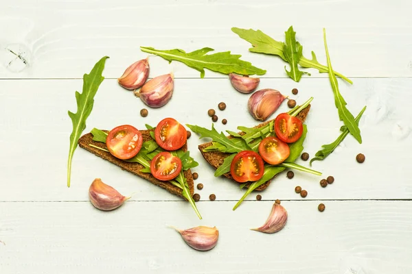 roka yaprağı, sarımsak ve domates