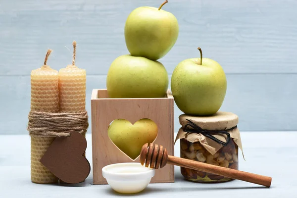 Decoração dos namorados com maçãs, nozes e mel — Fotografia de Stock