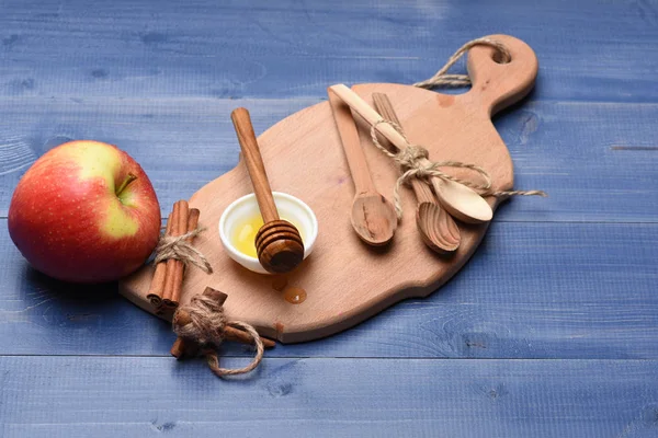 Apple, bal, sopa ve tarçın