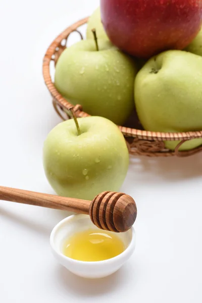 Яблоки, мед и плетеная корзина — стоковое фото