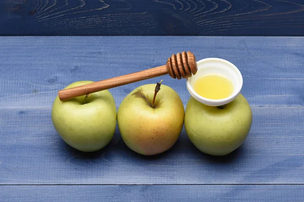 Apel dengan madu dan tongkat — Stok Foto