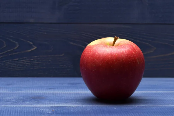 Roter Apfel auf Vintage-Hintergrund — Stockfoto