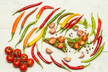 roka yaprağı, sarımsak ve domates