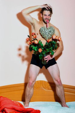 Sakallı, güllü, maço bir adam.