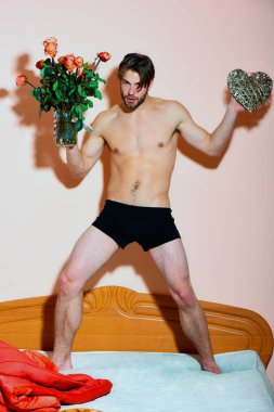 Sakallı, güllü, maço bir adam.