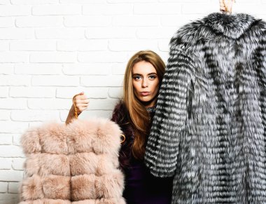 ciddi moda kürklü bir kadın.