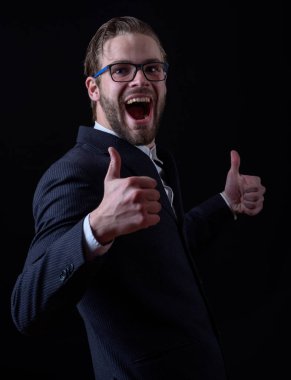 Gülümseyen takım elbiseli iş adamı