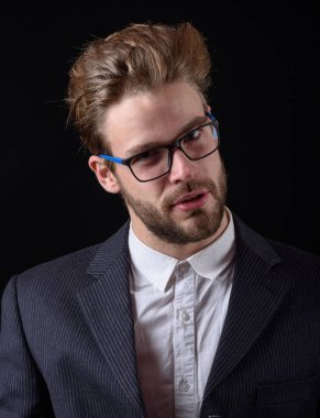 Siyah takım elbiseli bir iş adamı.