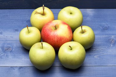 Antika arka plan üzerinde elma kümesi