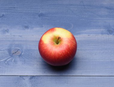 Antika arka plan üzerinde kırmızı elma