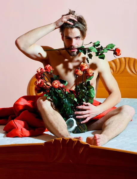 Macho barbudo con rosas — Foto de Stock