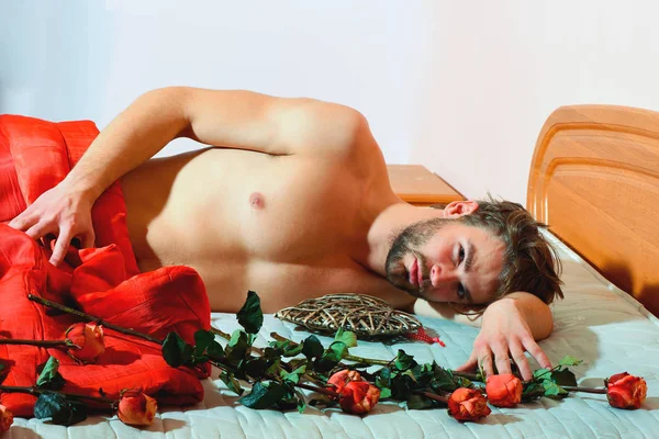 Bearded macho man with roses — Stock Photo, Image